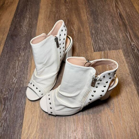 Primadonna Women's White Boots - Picture 2 of 5